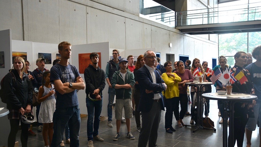 Die Eröffnung der Ausstellung zum Fotowettbewerb „Meine beste Zeit“ mit Preisverleihung an der OTH Regensburg war gut besucht. 