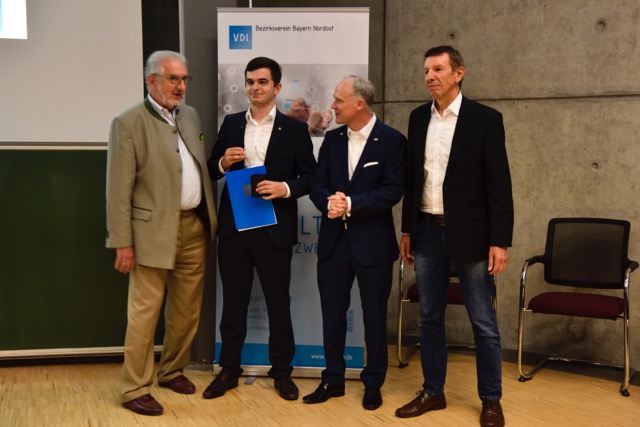 Bei der Preisverleihung am 18. Juni 2018. Von links: Dipl.-Ing. Hans-Georg Manns (VDI Nürnberg, Schatzmeister), Fatlind Ahmeti M.Sc., Prof. Dr. Frank Herrmann (Vorsitzender VDI in Regensburg) und Dipl.-Ing. Friedrich Graf (Continental).