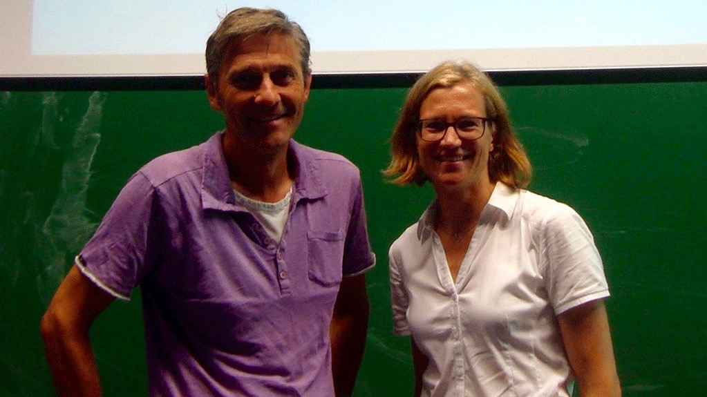 Gastreferentin Kathrin Rohlff (rechts), Syndikusrechtsanwältin beim Verband Druck und Medien Bayern, und Markus Hamella (links) von der Fakultät Betriebswirtschaft.