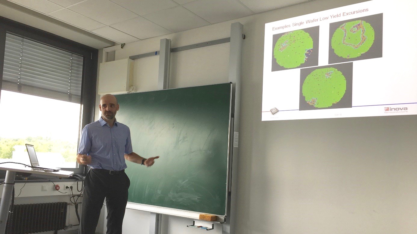 Lothar Doni, Director Quality bei der Münchner Firma Inova Semiconductors GmbH, bei seiner Präsentation an der Fakultät Elektro- und Informationstechnik. 