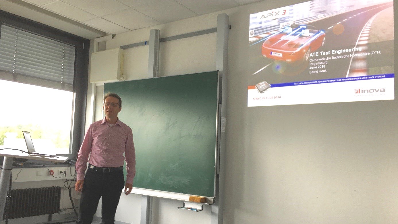 Bernd Heckl, als senior test engineer bei Inova Semiconductors in München, bei seinen Erläuterungen in der Vorlesung von Prof. Dr.-Ing. Rainer Holmer. 