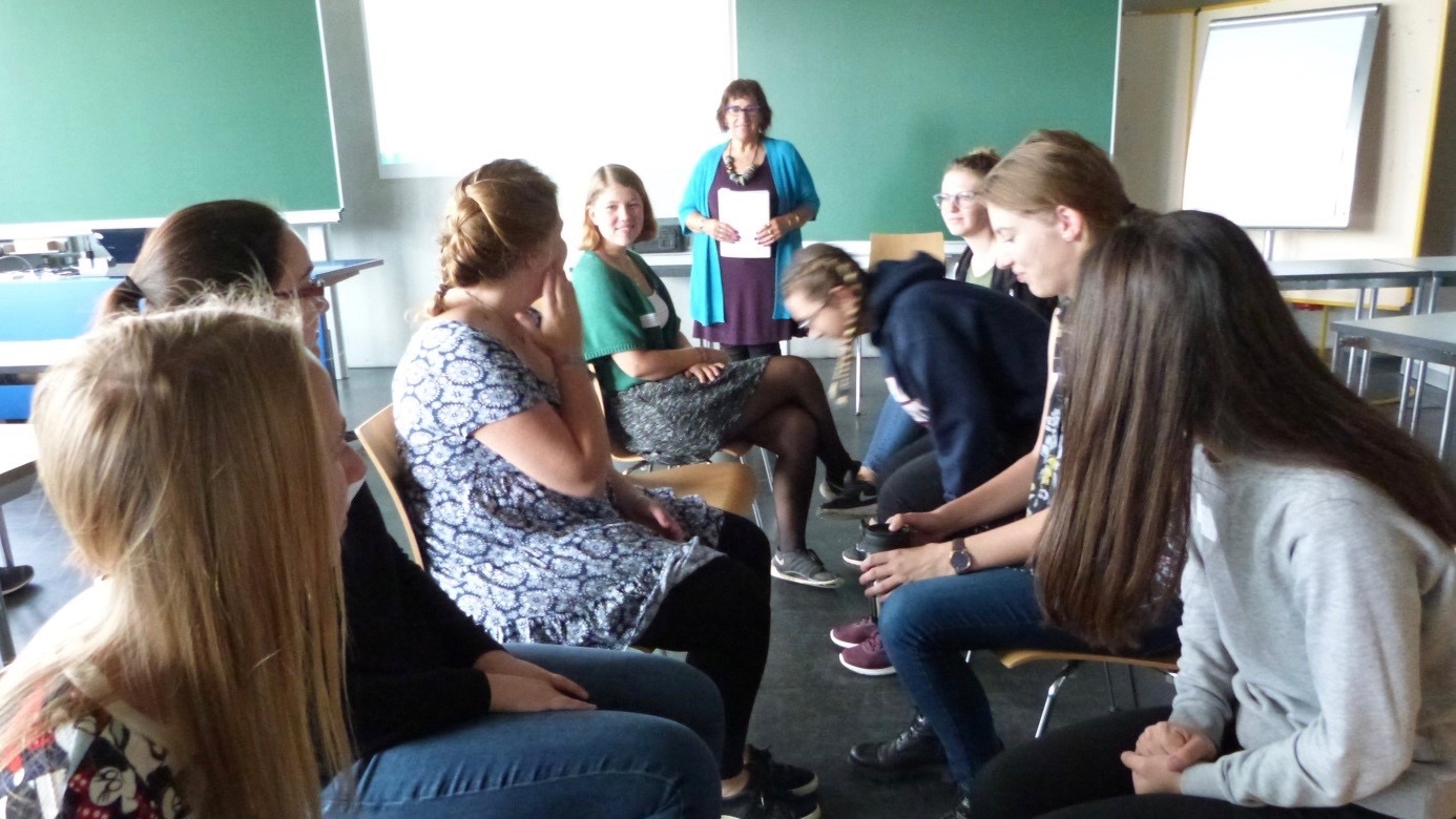 Die Studierenden bei einer Übung im Rahmen der englischsprachigen Blockveranstaltung “Social Work with Refugees“ mit Gastdozentin Prof. Dr. Sophie Diamandi von der University of South Australia. 