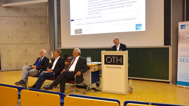 Bei der Podiumsdiskussion auf dem Votragsabend rund um das Thema „Elektromobilität - DER Lösungsansatz im Transportsektor gegen Luftverschmutzung und Klimawandel?“ an der OTH Regensburg.