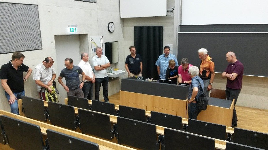 Beim Alumnitreffen am 21. Juli 2018 stand auch eine Besichtigung der neuen Räumlichkeiten der Fakultät Informatik und Mathematik auf dem Programm.
