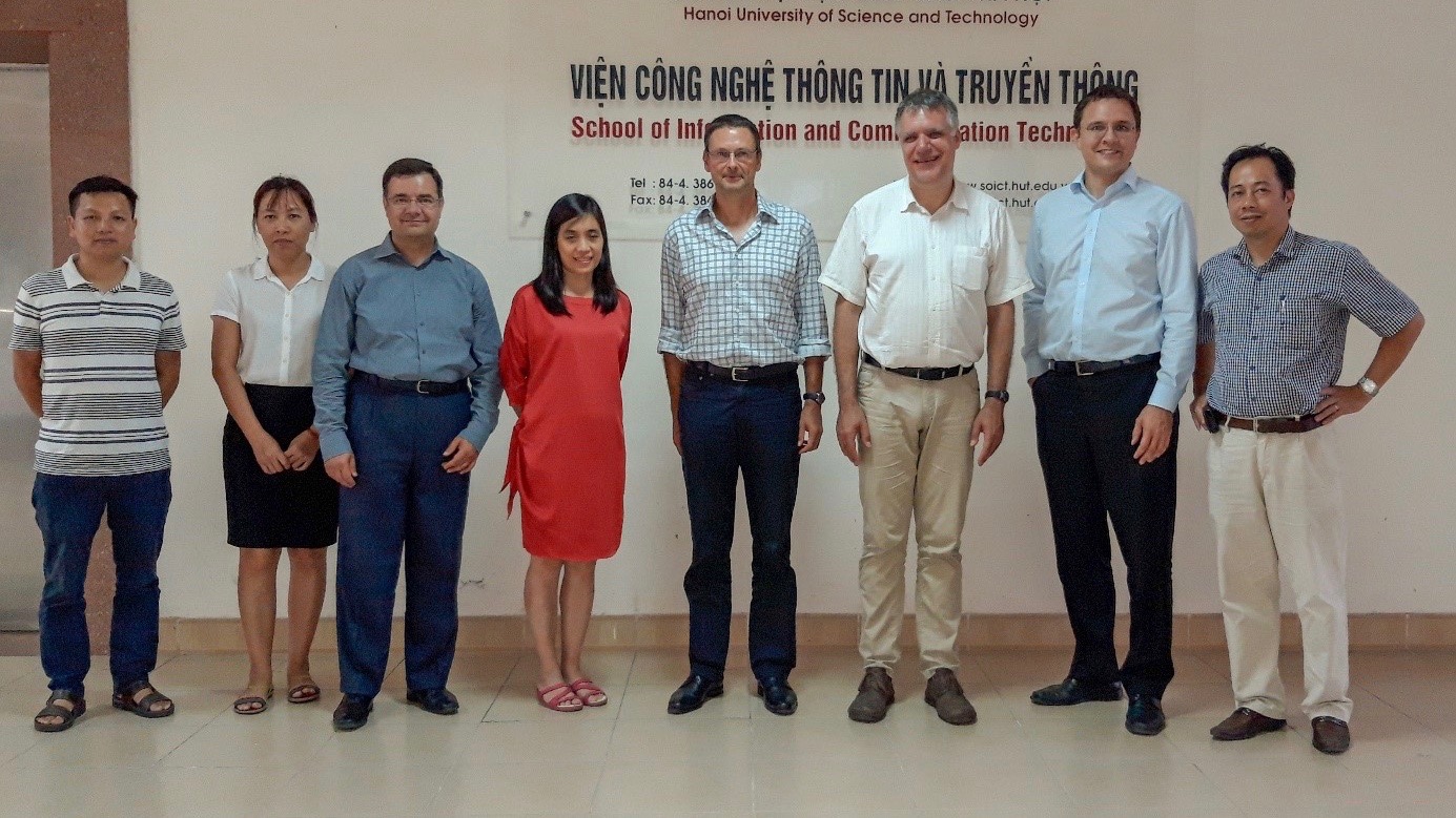 Zu Besuch an der Informatikfakultät der Hanoi University of Science and Technology (von links): Prof. Trung Tran Viet, Prof. Linh Truong Dieu, Prof. Dr. Georgios Raptis, Prof. Binh Huynh Thanh, Prof. Dr.-Ing. Thomas Bulenda, Prof. Dr. Stefan Körkel, Prof. Dr. Markus Westner und Prof. Hai V. Pham. Foto: Prof. Dr. Markus Westner