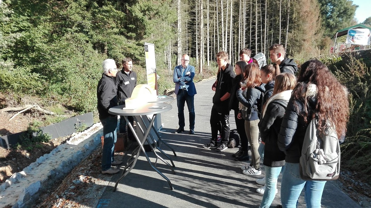 Von links: Prof. Andreas Ottl, Prof. Thomas Fritsche und Werkmeister Markus Simson beim Austausch mit den Schülerinnen und Schülern im Rahmen der Berufsinformationstage 2018. 