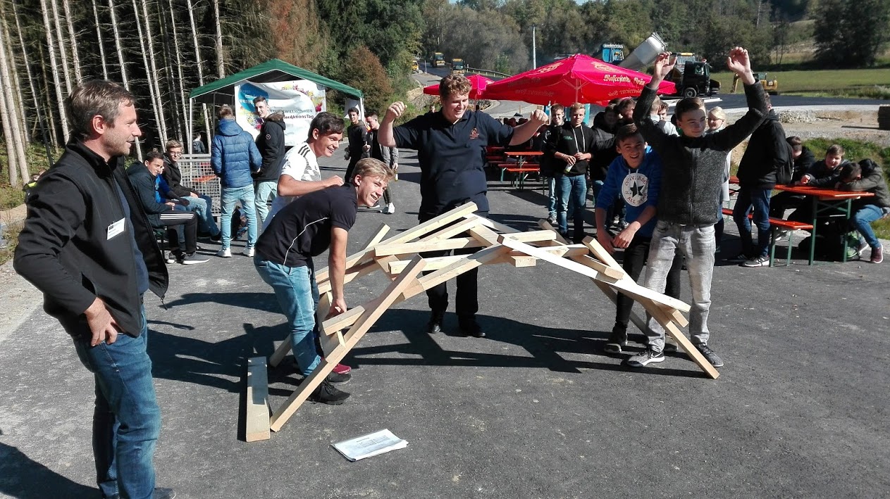 Werkmeister Markus Simson (links) mit erfolgreichen Baumeistern an der Leonardo-Brücke. 