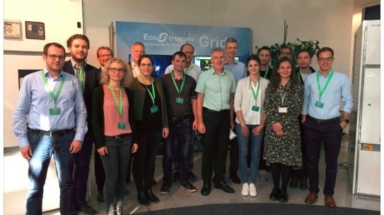 Promovierende zusammen mit Professoren der OTH Regensburg bei ihrem Besuch der Firma Schneider Electric im Oktober 2018.