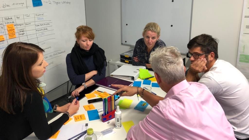Das Theoretische wird praktisch erfahrbar: Teilnehmende des Zertifikatslehrgangs Innovations-Coaching, den das Zentrum für Weiterbildung und Wissensmanagement an der OTH Regensburg anbietet, bei einer Gruppenarbeit.