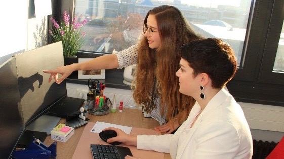 Von links: Sophia Willner, Mitarbeiterin des Rechenzentrums an der OTH Regensburg, und Fakultätsassistentin Julia Roth bei der Auswertung des Anmeldeverfahrens.