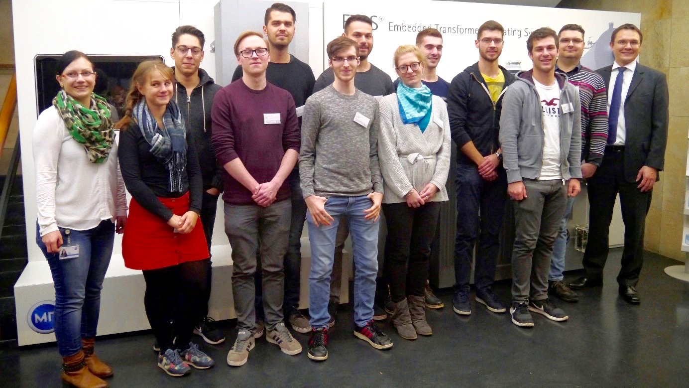 Studierende von der Fakultät Informatik und Mathematik der OTH Regensburg bei einer Exkursion mit Prof. Dr. Markus Westner (ganz rechts im Bild) zur Maschinenfabrik Reinhausen.