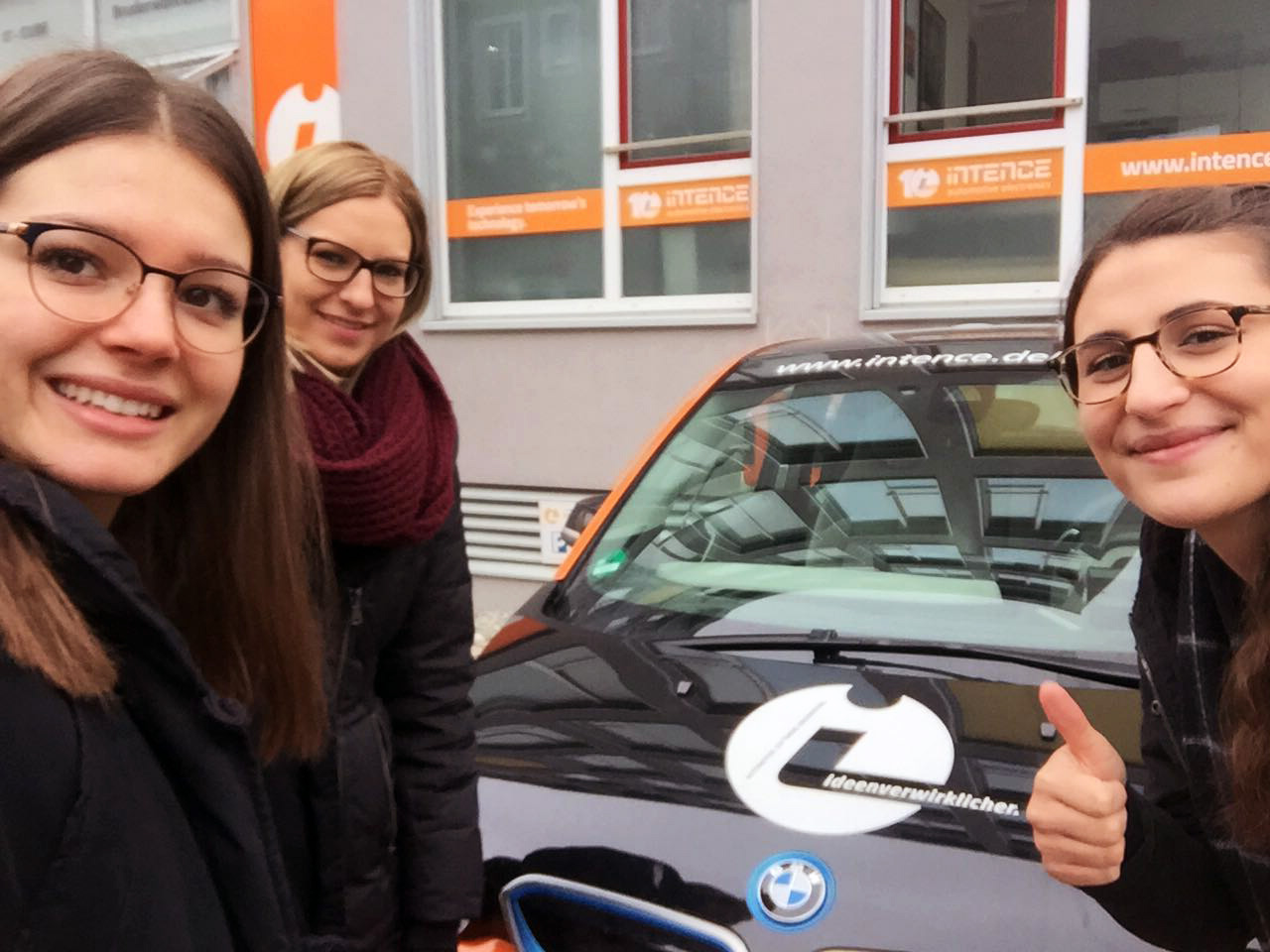 Von links: Christina Hechfellner, Eva Krapf und Melanie Grünbeck – Studierende der Betriebswirtschaft – führten im Rahmen des Projekts das Interview mit Unternehmensgründer Peter Schmidt (iNTENCE) durch.