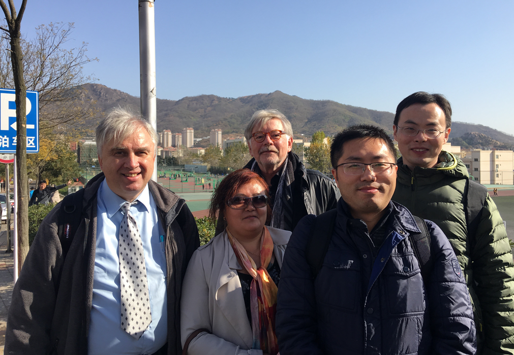 QUST-Kooperationpartner (von links) Prof. Dr. Juergen Mottok, Wen Mei, Prof. Georg Scharfenberg, Wenjin Xu und Ye Tao.