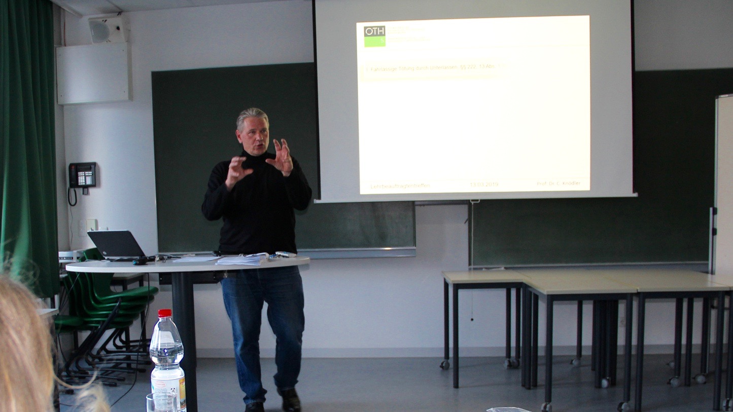 Inwieweit sind Sozialarbeiterinnen und Sozialarbeiter strafbar? Dieser und anderen Fragen ging Prof. Dr. Christoph Knödler in seinem Vortrag beim Lehrbeauftragtentreffen der Fakultät Angewandte Sozial- und Gesundheitswissenschaften nach.
