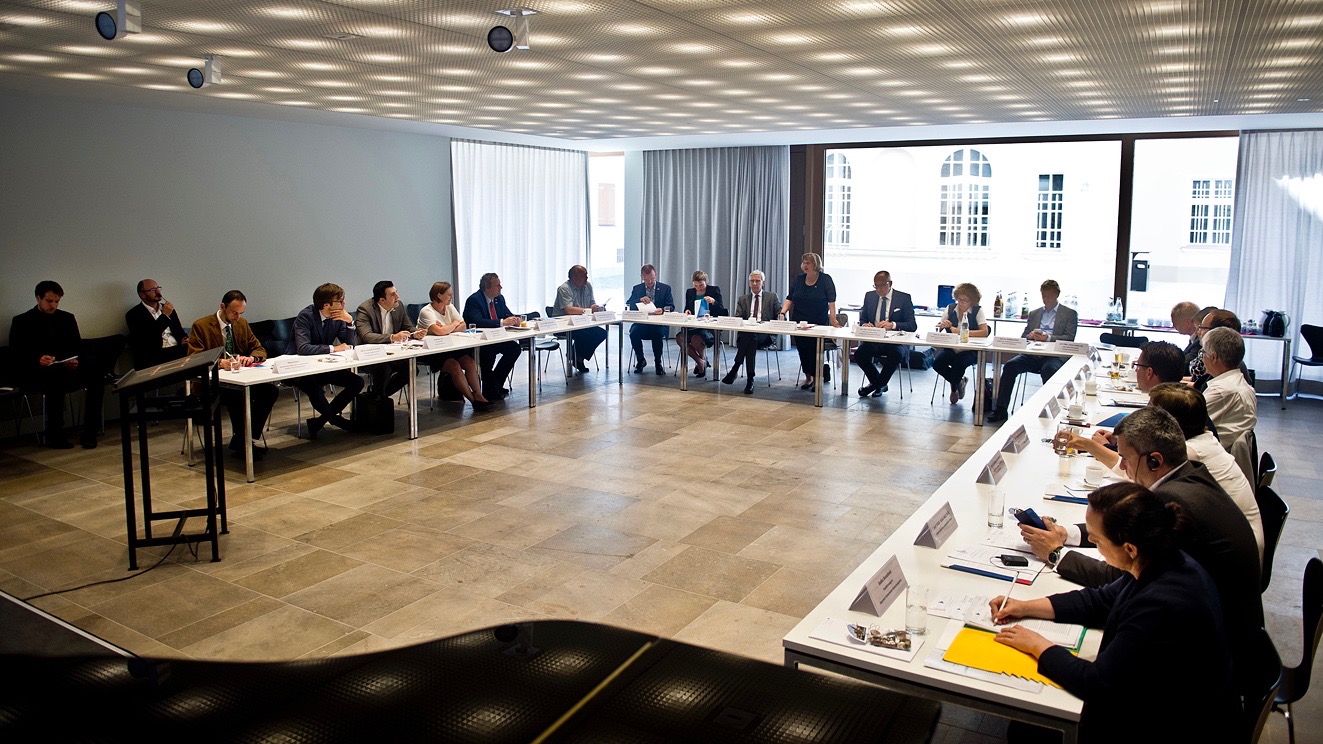 Bereits zum vierten Mal trafen sich am 3. und 4. Juni 2019 insgesamt 26 Vertreterinnen und Vertreter der bayerischen und tschechischen Universitäten und Hochschulen in Regensburg; hier beim Arbeitstreffen im Veranstaltungssaal der Neuen Synagoge.