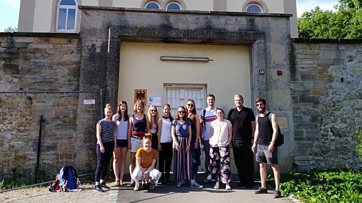 Eine zweitägige Exkursion zur "Zentralen Stelle" in Ludwigsburg unternahmen zwölf Studierende der Fakultät Angewandte Sozial- und Gesundheitswissenschaften der OTH Regensburg im Juni 2019 zusammen mit dem Seminarleiter Prof. Dr. Christoph Knödler (2. von rechts).