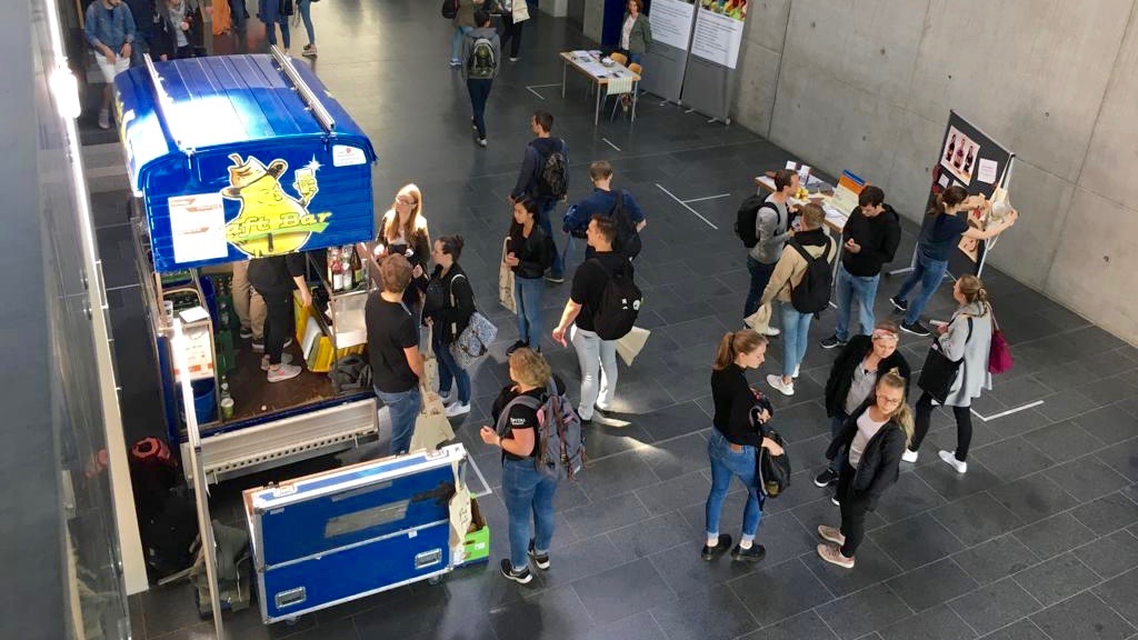 Von Ständen und Vorträgen zu verschiedenen Gesundheitsthemen wie Alltagsgifte, gesunde Ernährung und Organspende gab es auf den Gesundheitstagen 2019 an der OTH Regensburg auch selbst gemachtes Thai-Curry und eine Saftbar zur Stärkung.