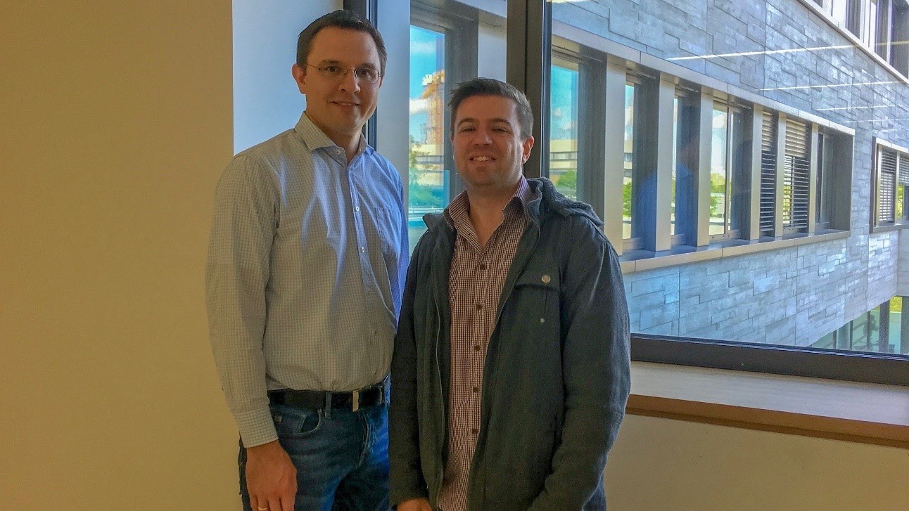 Von links: Prof. Dr. Markus Westner, Auslandsbeauftragter der Fakultät Informatik und Mathematik an der OTH Regensburg, zusammen mit Gastdozent Dr. Bertram Haskins von der Nelson Mandela University in Port Elizabeth, Südafrika.