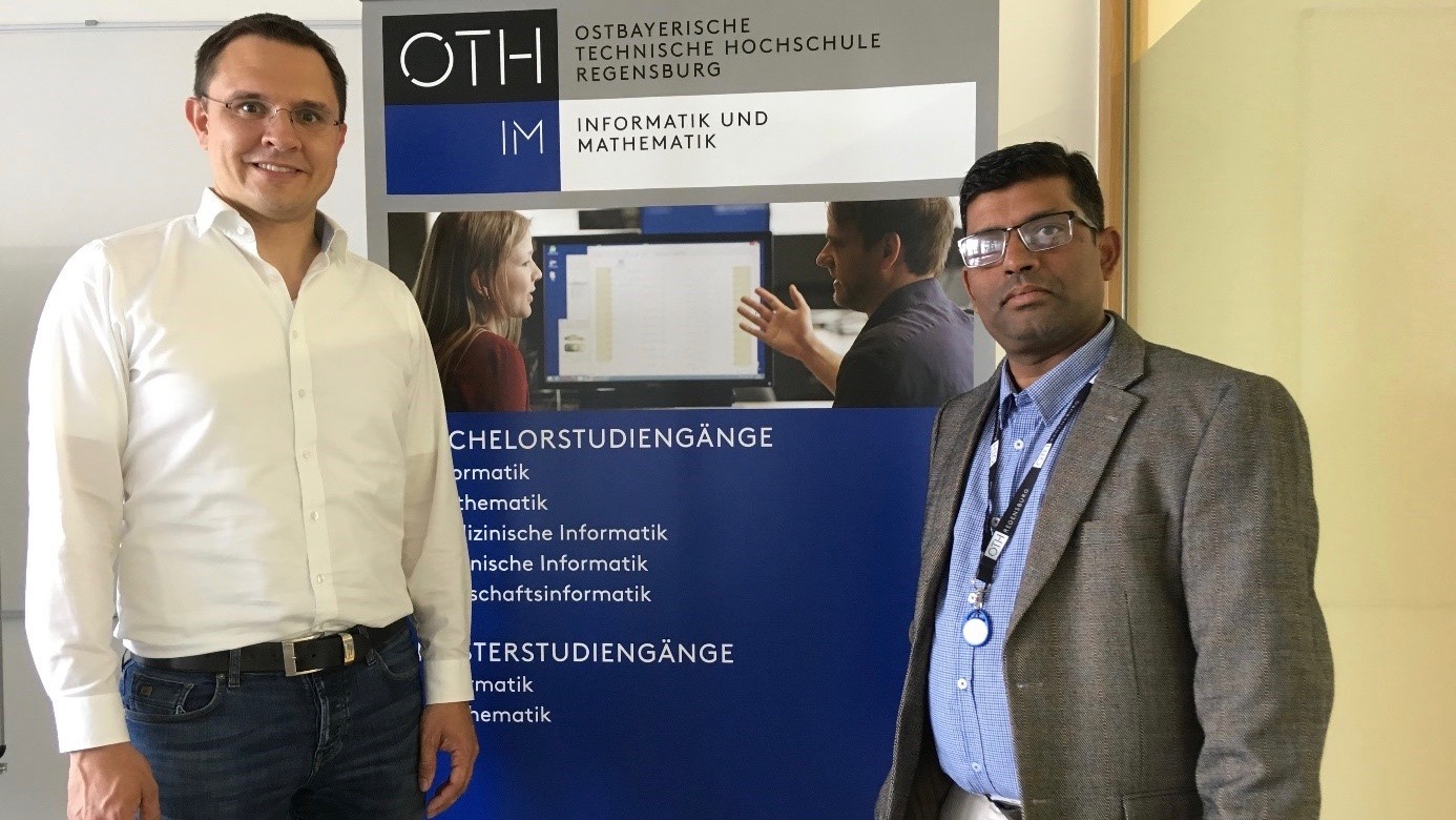 Von links: Der Auslandsbeauftragte der Fakultät Informatik und Mathematik Prof. Dr. Markus Westner zusammen mit Dr. Rajeev Kanth an der OTH Regensburg.