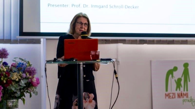 Prof. Dr. Irmgard Schroll-Decker von der OTH Regensburg auf der internationalen Prager Konferenz des Projekts „Innovative education in the field of Intergenerational cooperation support (IEICS)“, wo sie nach der Projektpräsentation auch einen Vortrag hielt.