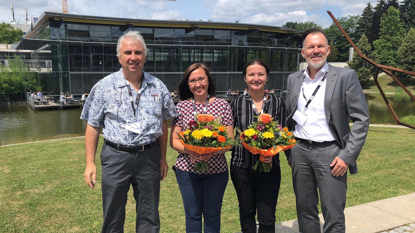 Von links: Prof. Dr. Jürgen Mottok, Erika Antoni, Monica Hain und Prof. Dr. Marcus Reichenberger auf dem Campus der OTH Regensburg.
