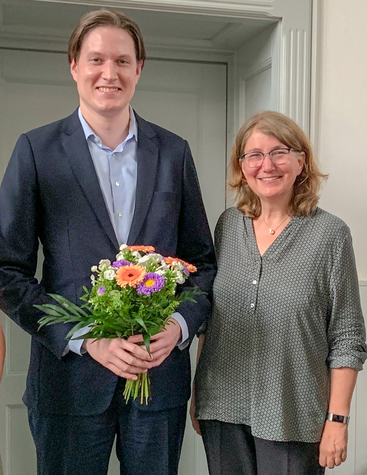 Freuen sich über den erfolgreichen Abschluss der Disputation: (von links) Andreas Kopper, der als Doktorand an der OTH Regensburg und der TU Dresden war, mit Prof. Dr. Susanne Strahringer von der TU Dresden. 