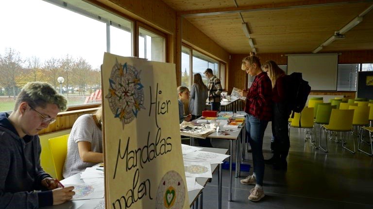 Abschalten beim kreativen Mandela-Malen: Das war eine mögliche Methode, welche die Teilnehmerinnen und Teilnehmer des „IRM network“-Thementags 2019 an der OTH Regensburg ausprobieren konnten.