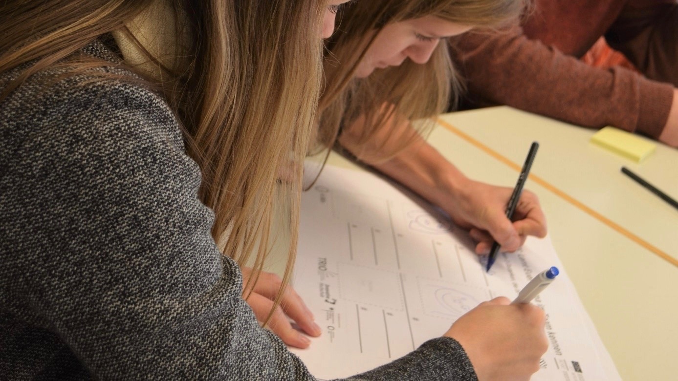 Konzentriertes Arbeiten während der Design-Thinking-Workshops – eines der interessanten Angebote beim Studientag des Forschungsclusters „Ethik, Technologiefolgenforschung und Nachhaltige Unternehmensführung“ (ETN) an der OTH Regensburg. 