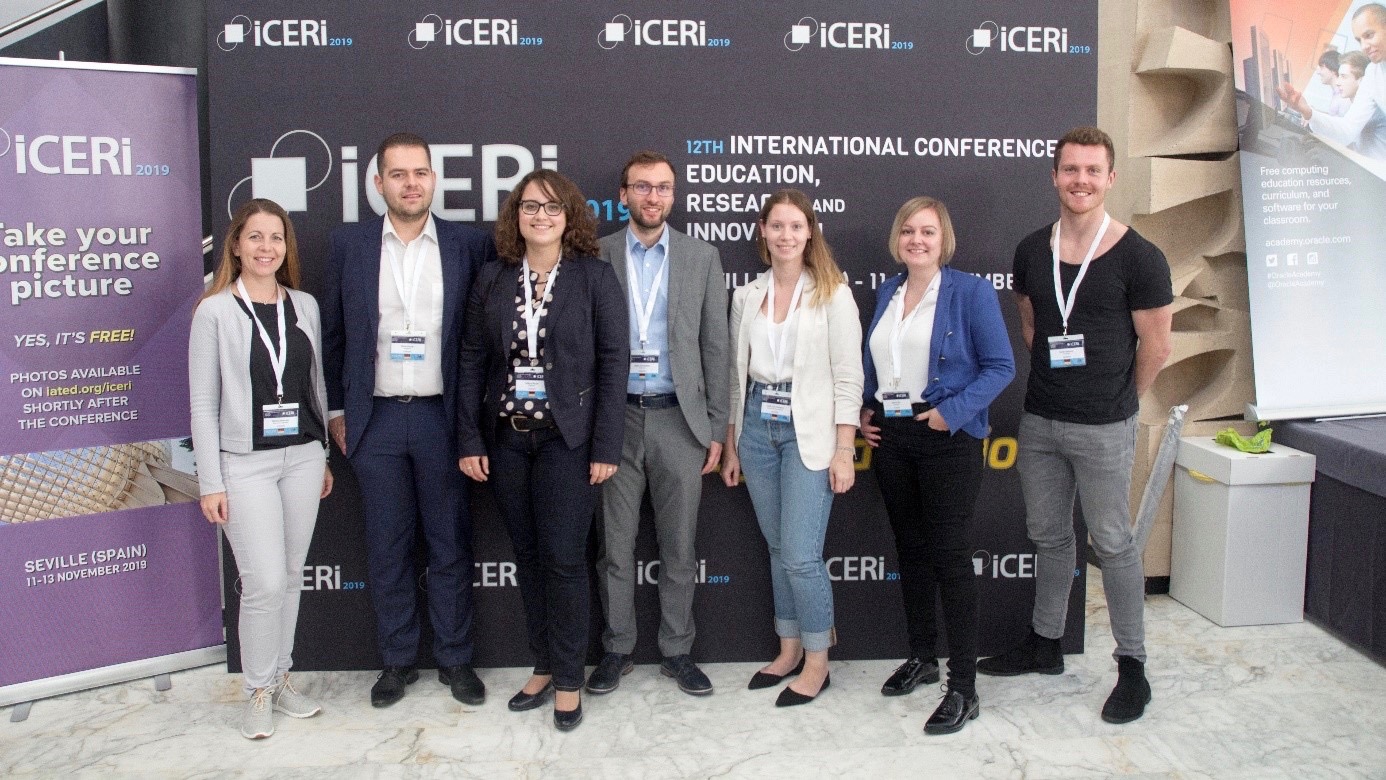 Team des EVELIN- (OTH Regensburg) und des ZUG-Projekts (Hochschule München) auf der ICERI 2019. Von links: Dr. Daniela Zehetmeier (ZUG) sowie Florian Hauser, Rebecca Reuter, Stefan Schreistetter, Carolin Gold-Veerkamp, Sabrina Jahn und Stefan Seebauer vom EVELIN-Projekt. 