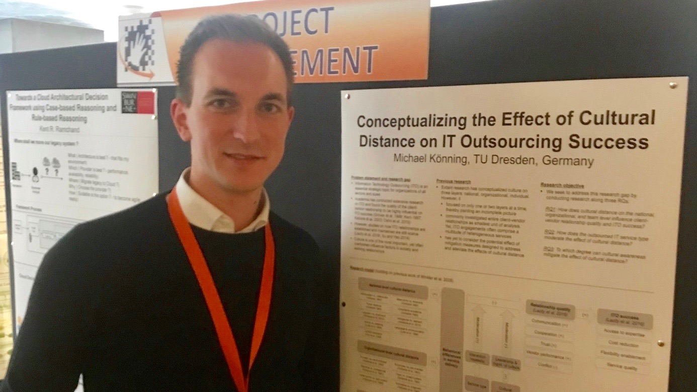 Michael Könning, Doktorand der Wirtschaftsinformatik an der OTH Regensburg, mit seinem Poster auf der ACIS 2018 in Sydney. 