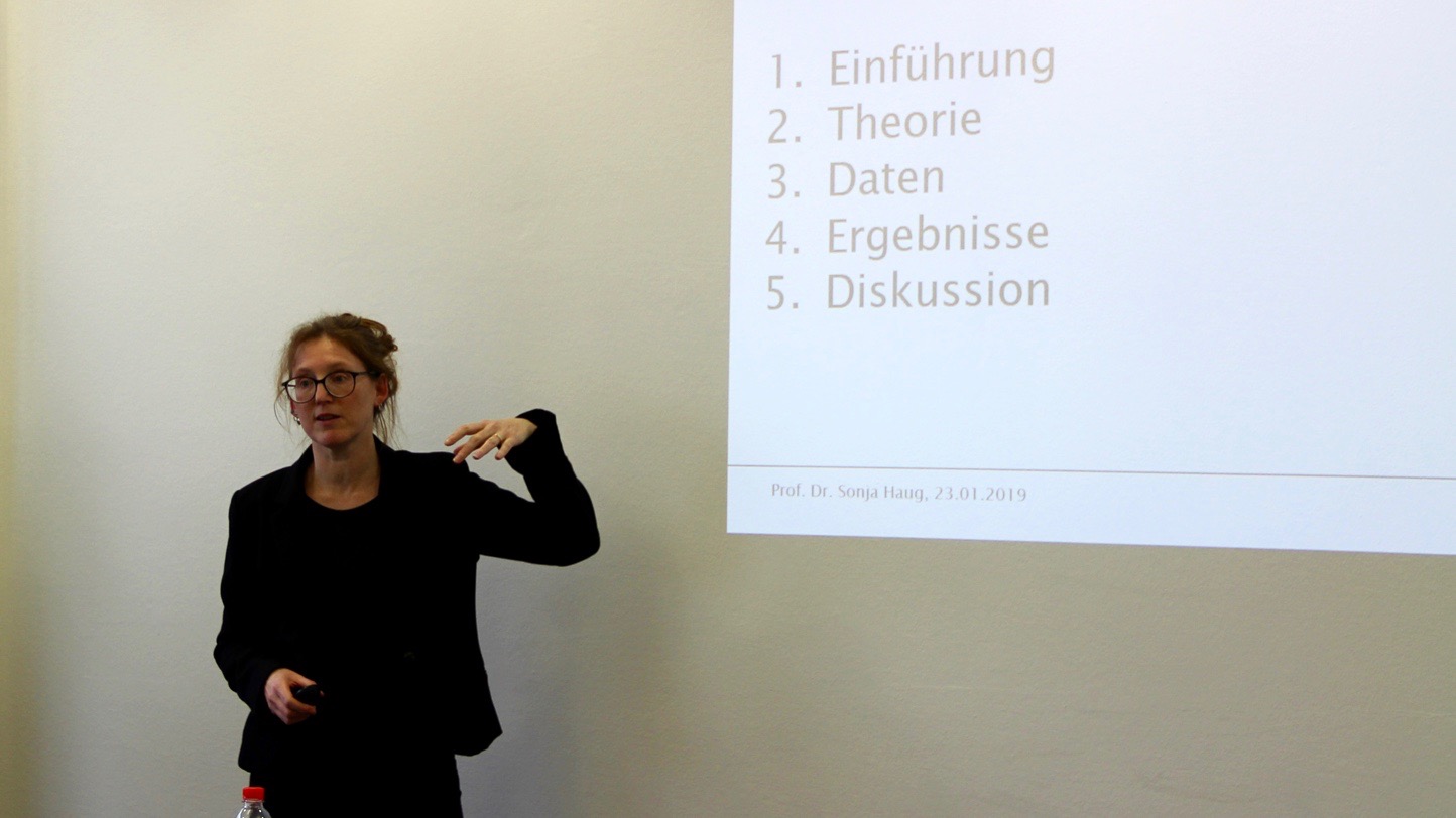 Prof. Dr. Sonja Haug stellt eine Studie zum Studienerfolg der großen Studiengruppe vor, die im Wintersemester 2017/2018 im vorübergehend nicht zulassungsbeschränkten Studiengang „Soziale Arbeit“ starteten.