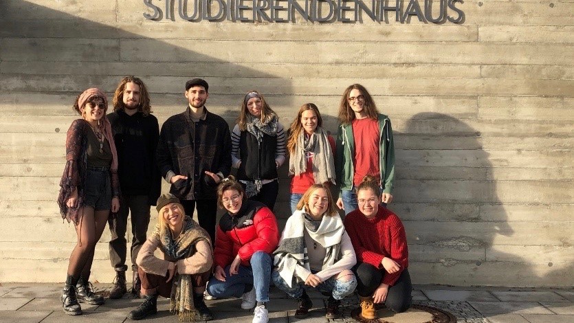 Anfang Dezember 2019 hatte das "Netzwerk Nachhaltigkeit", das eine Initiative von Studierenden der Universität und der OTH Regensburg ist, zwei Coaches vom netzwerk n e. V. für einen Wochenend-Workshop inklusive Teambuildingsmaßnahmen engagiert.
