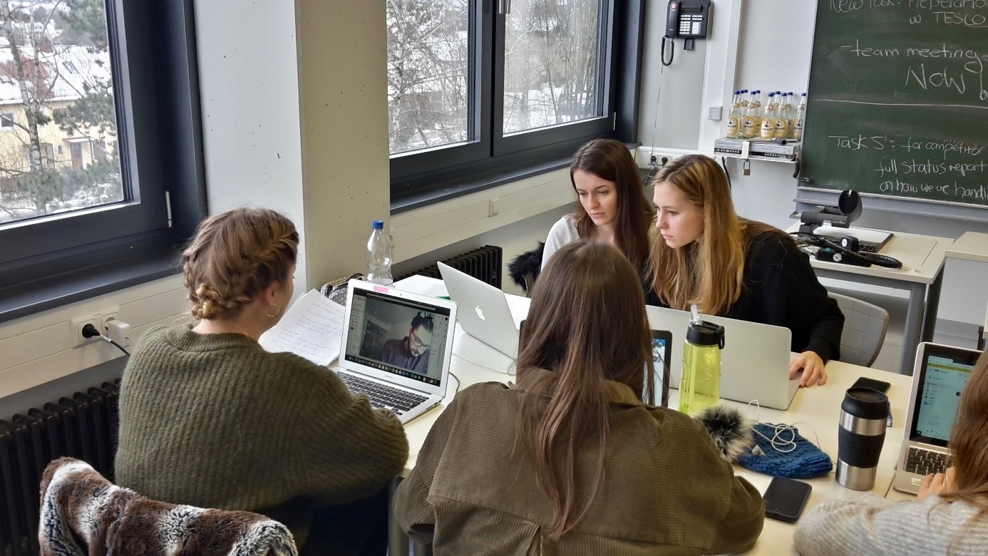Im Rahmen eines Planspiels rund um den Brexit konnten Studierende der OTH Regensburg jede Menge lernen. Hier ein Team bei Verhandlungen per Videokonferenz.