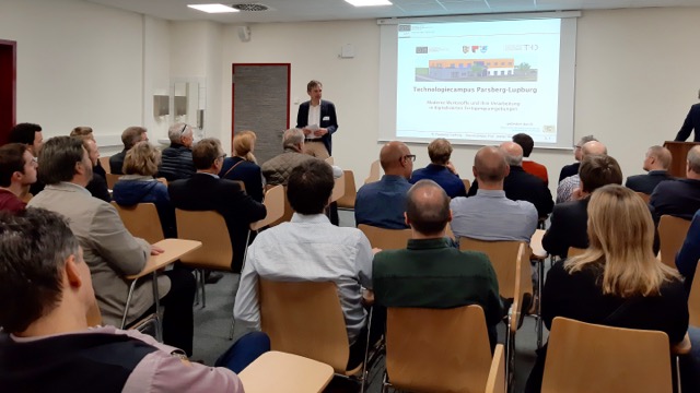 Eduard B. Wagner, Vorstandsvorsitzender des Vereins der Freunde der OTH Regensburg e. V., begrüßt die Gäste zum ersten Alumni-Stammtisch 2020 und dankt für die Einladung.