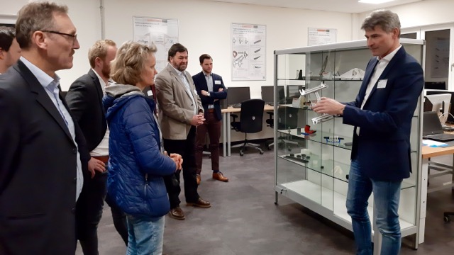 Prof. Dr. Stefan Hierl gibt den Gästen einen Einblick in das Labor Lasermaterialbearbeitung auf dem Technologie Campus Parsberg-Lupburg. 