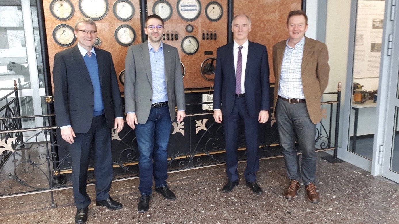 Im Rahmen seiner Promotion forschte Matthias Haslbeck an der Forschungsstelle für Energienetze und Energiespeicher (FENES) zur „Steuerung von Blindleistungsquellen an Knoten von Mittelspannungsnetzen“. Von links: Prof. Dr.-Ing. Oliver Brückl, Dr.-Ing. Haslbeck, Prof. Dr.-Ing. Hans-Peter Beck und Prof. Dr. Roland Menges. 