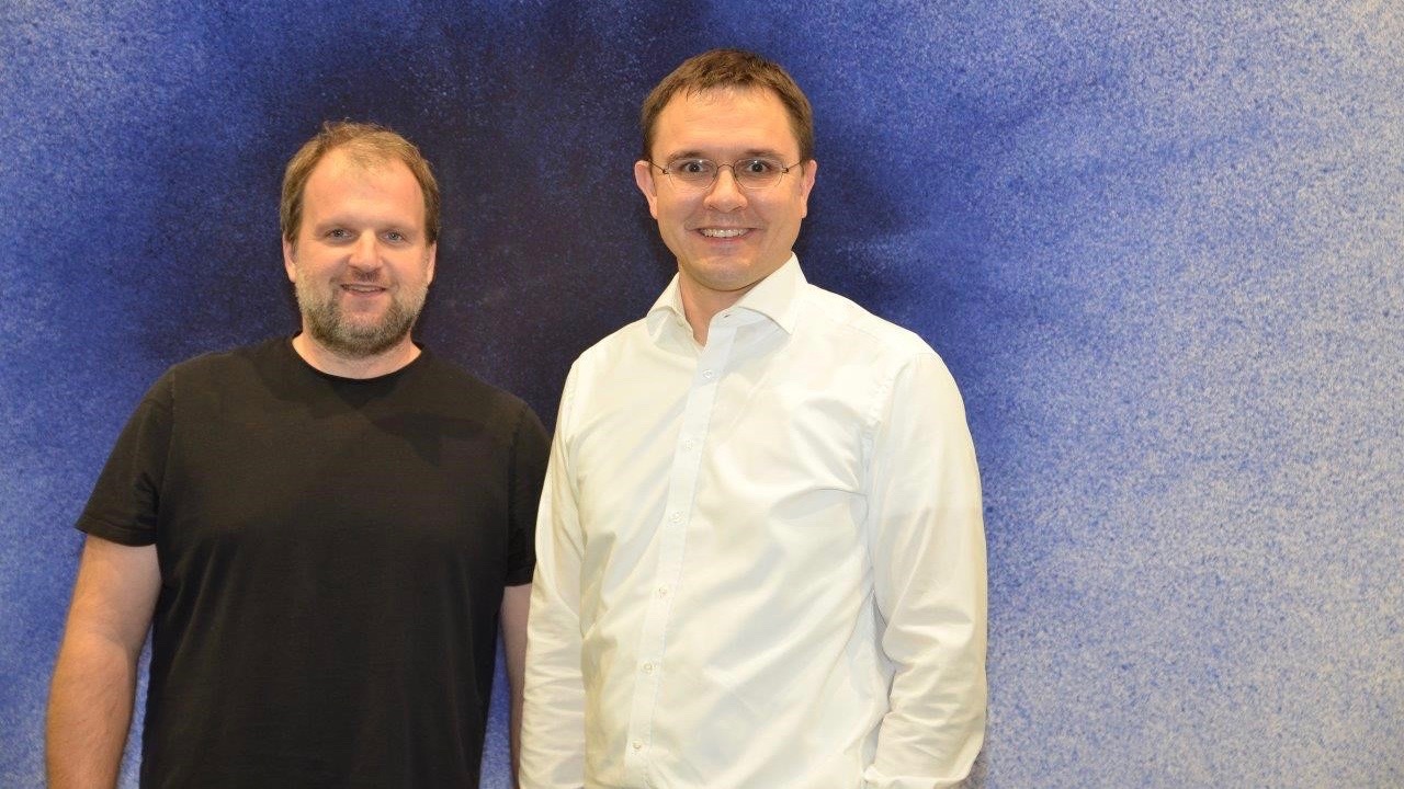 Von links: Gastdozent Prof. Dr. Tomás Skopal von der Karls-Universität aus Prag und Prof. Dr. Markus Westner von der OTH Regensburg vor dem Kunstwerk „Anomalia“ im Gebäude der Fakultät Informatik und Mathematik. 