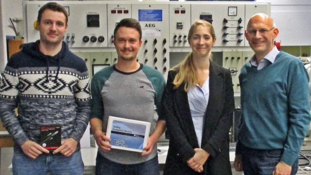 Von links: Die zwei Bacheloranden Andreas Daubner und Fabian Herrmann der Fakultät Elektro- und Informationstechnik an der OTH Regensburg freuen sich über die Hardware-Komponenten, die ihnen durch Marion Lößl von Texas Instruments überreicht wurden. Auch Prof. Bernhard Hopfensperger freut sich über die Unterstützung.