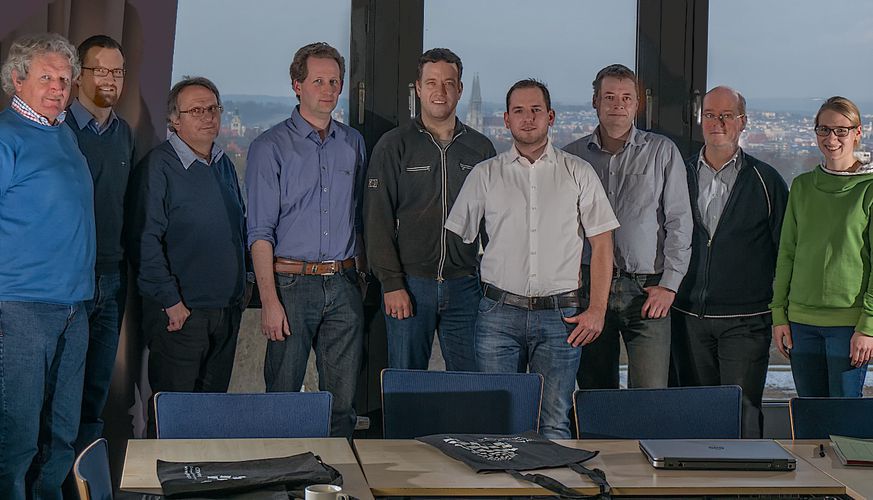 Beim Treffen an der OTH Regensburg: Ein Teil des Professorenteams der Cluster IKT und RAKS mit den Forschungsassistenten. Foto: OTH Regensburg