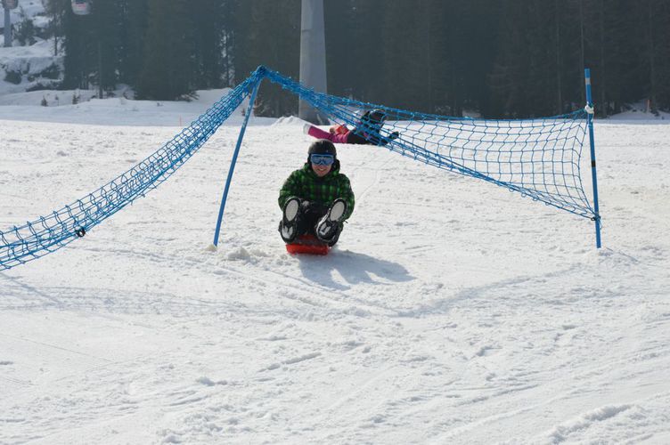"Zipflbob", "Snow-Bike" und weitere Funsportgeräte wurden getestet. Fotos: OTH Regensburg