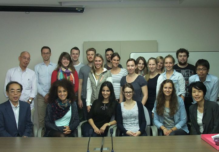 Studierende der Europäischen Betriebswirtschaft mit Prof. Dr. Ruddies (hinten, 2. von links) und Betreuerin Enomoto (vorne, rechts).