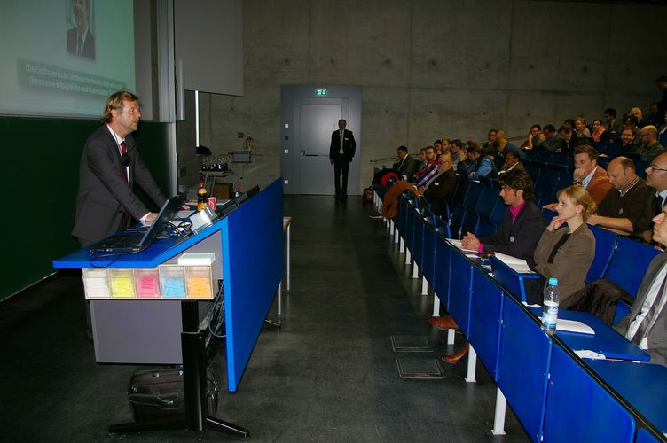 Der Präsident der OTH Regensburg, Prof. Dr. Wolfgang Baier, begrüßte die zahlreichen Teilnehmer des Rheologie-Kolloquiums.