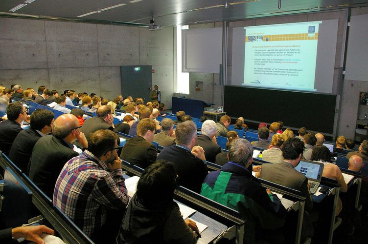 Dr. R. Röck vom Arbeitsbereich Materialtechnologie der Universität Innsbruck  stellt Untersuchungen mit einem neuen Kugelrheometer vor.