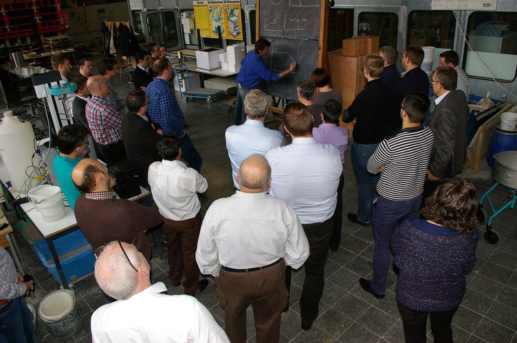Der Wissenschaftliche Mitarbeiter Ivan Paric erläutert das Messprofil eines vorgestellten Rheometers den Teilnehmern des Labor-Workshops. Fotos: OTH Regensburg
