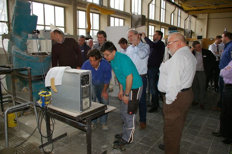 Ein an der OTH Regensburg zusammen mit Schleibinger Geräte entwickeltes Rheometer (links im Bild) für Messungen im Betonmischer im Einsatz.