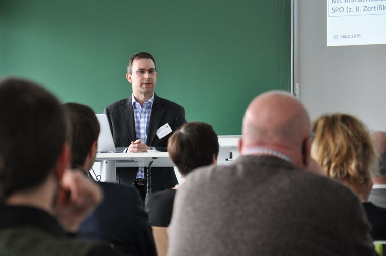 Markus Scholz, Bayerisches Staatsministerium für Bildung und Kultus, Wissenschaft und Kunst, erläuterte in seinem Vortrag die aktuellsten rechtlichen Bestimmungen in Bezug auf berufsbegleitende Bachelorstudiengänge.