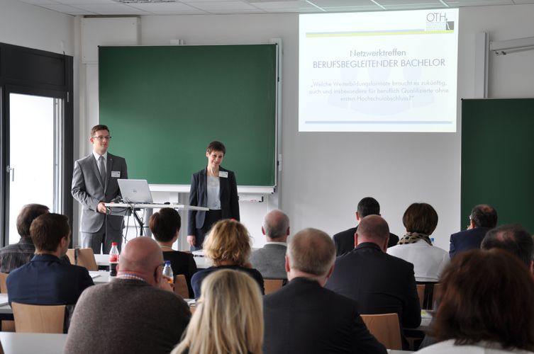 Josef Moser (links) und Sandra Bauer, Bildungsreferenten des Zentrums für Weiterbildung und Wissensmanagement (ZWW) an der OTH Regensburg, bei der Begrüßung der Teilnehmenden. Fotos: OTH Regensburg