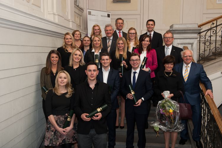 Bei der Absolventenfeier in Graz waren zwei Professoren der Fakultät Betriebswirtschaft der OTH Regensburg vor Ort: Prof. Dr. Haldenwang (2. von rechts) und Prof. Dr. Bernd Wolfrum (oben, erster von links) von der OTH Regensburg. Foto: OTH Regensburg