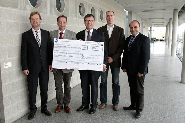 Bei der Übergabe des symbolischen Spendenschecks (von links): Prof. Dr. Wolfgang Baier, Präsident OTH Regensburg, Prof. Dr. Thomas Schaeffer, OTH Regensburg, Michael Rohde, Geschäftsführer MR, Toni Hottner, Leiter Konstruktion integrierter Stufenschal