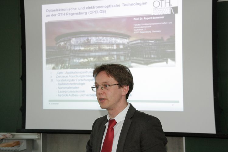 Prof. Dr. Rupert Schreiner, Sprecher des Forschungsverbunds OPELOS – Optoelektronische und elektronenoptische Systeme bei der Vorstellung des Verbunds im Rahmen des Kick-Offs. Foto: OTH Regensburg